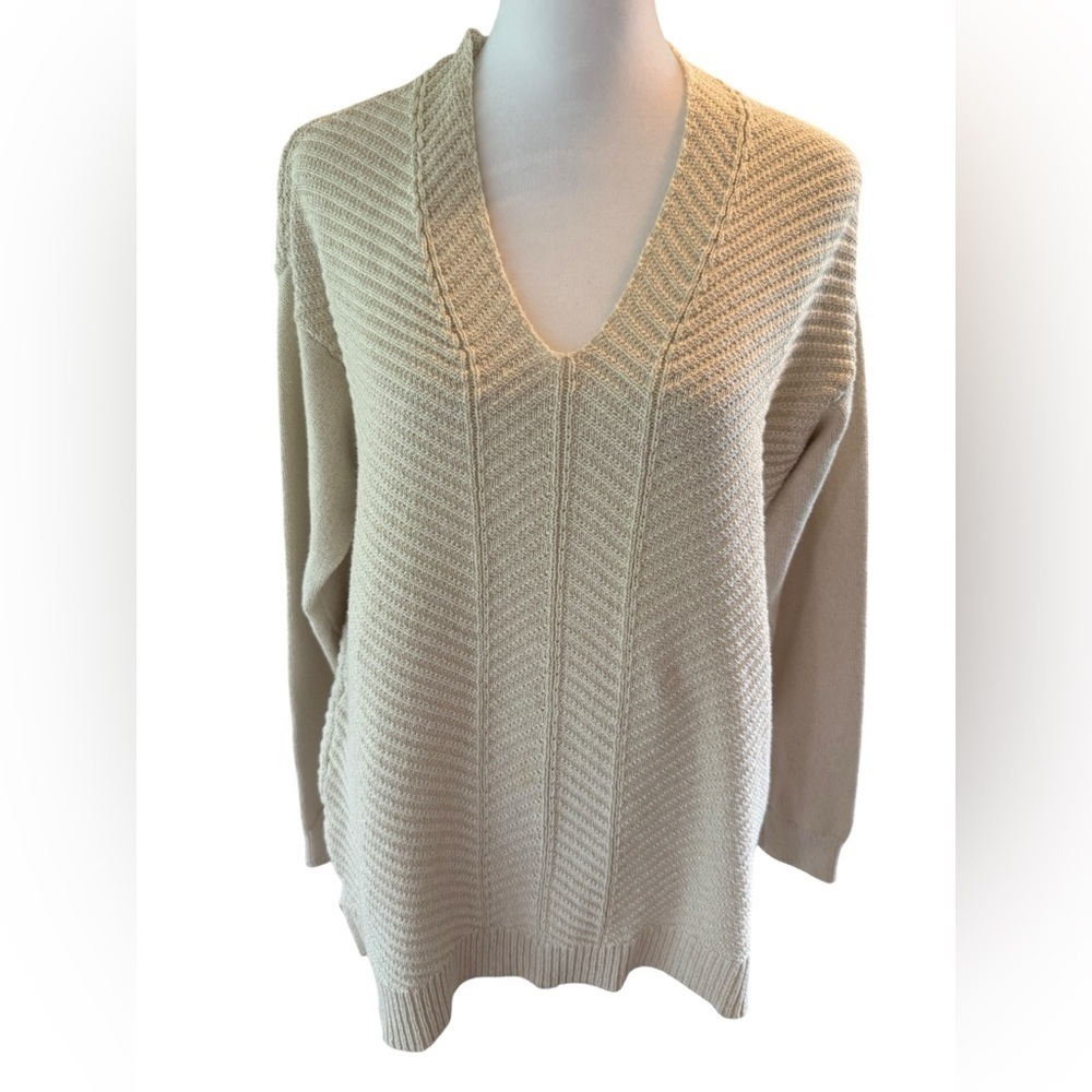 Chaps Women's cream V-Neck Sweater pullover with sparkle to it Size Large